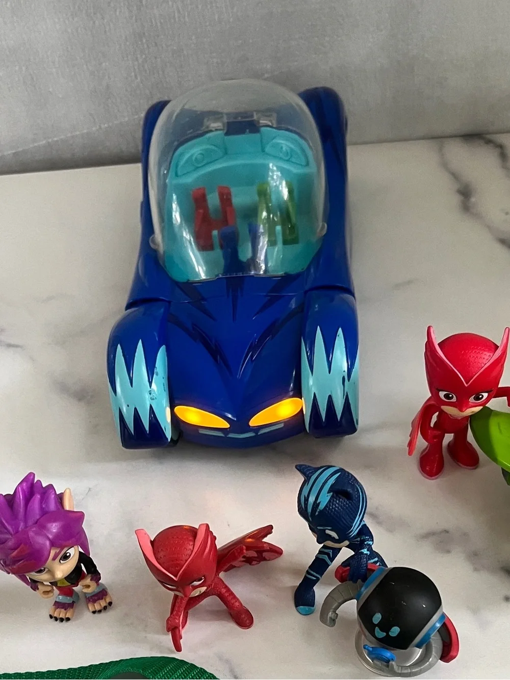 PJ Masks Deluxe Cat Car, Gekko Mobile, Gekko Amulet with Assorted Figures